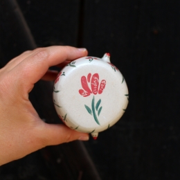 Gardien feuillu fleurs rouges